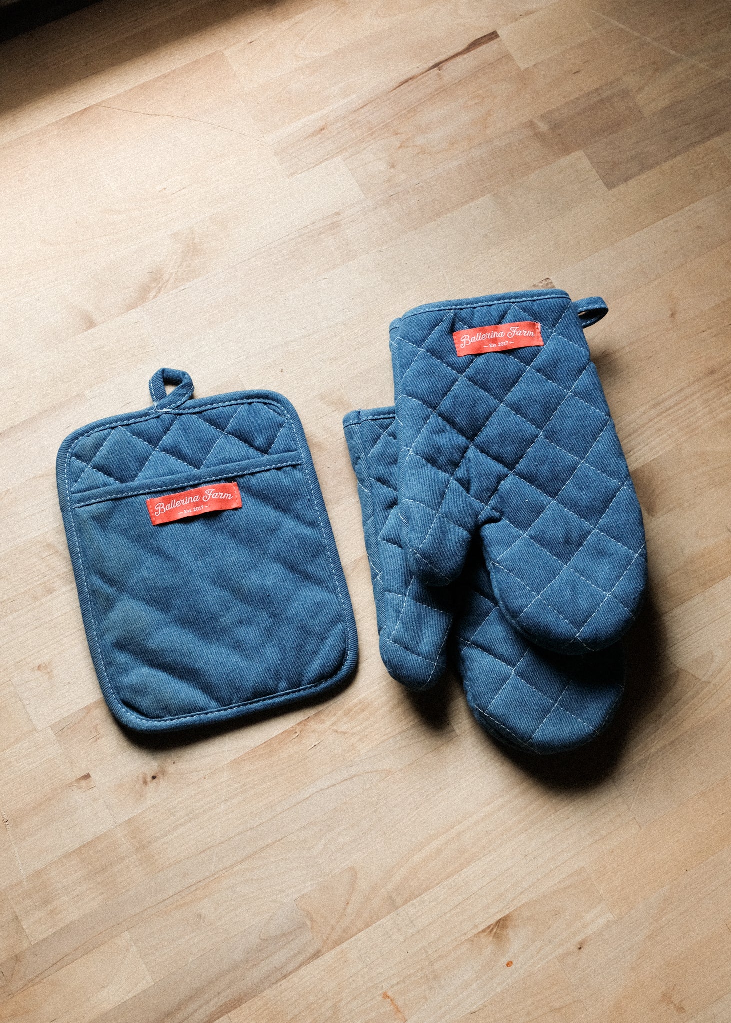 18-oven-mitts-potholder-set-3.jpg Oven Mitts & Potholder Set
